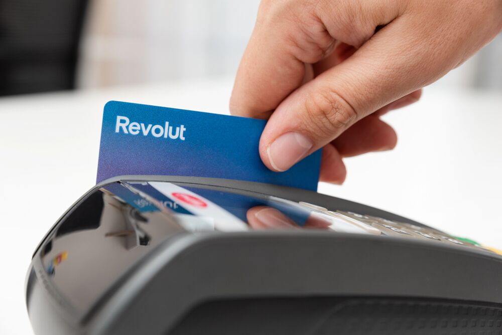 Juros "sempre à mão" entre 1,5% e 2,25% sem penalização. Revolut lança IBAN português e estará no MB Way