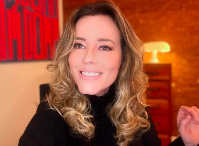 A jornalista Natuza Nery, da GloboNews, voltou a trabalhar já no dia 17/6, um dia após ser hospitalizada após sofrer um acidente em um dos estúdios da Globo.-Reprodução/@natuzanery