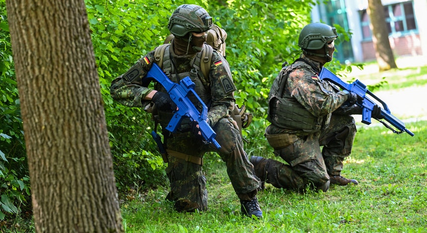 Fortalecer o exército. Alemanha quer submeter jovens nacionais de 18 anos a teste de aptidão militar