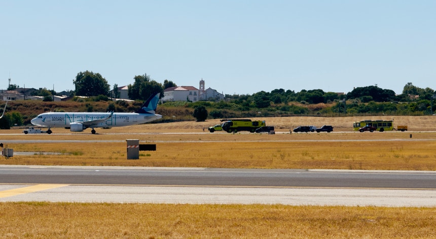 Dois detidos. Ameaça de bomba em avião da SATA obriga a aterragem de emergência em Lisboa
