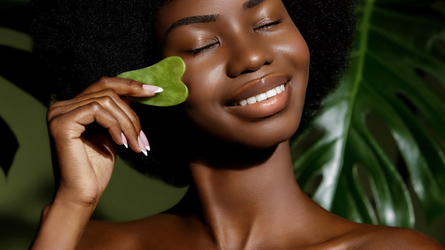 Gua sha: pedra promove lifting facial
