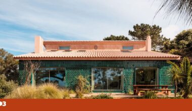 Esta casa de azulejos da cor do mar espreita das falésias da Azóia | Fotogaleria