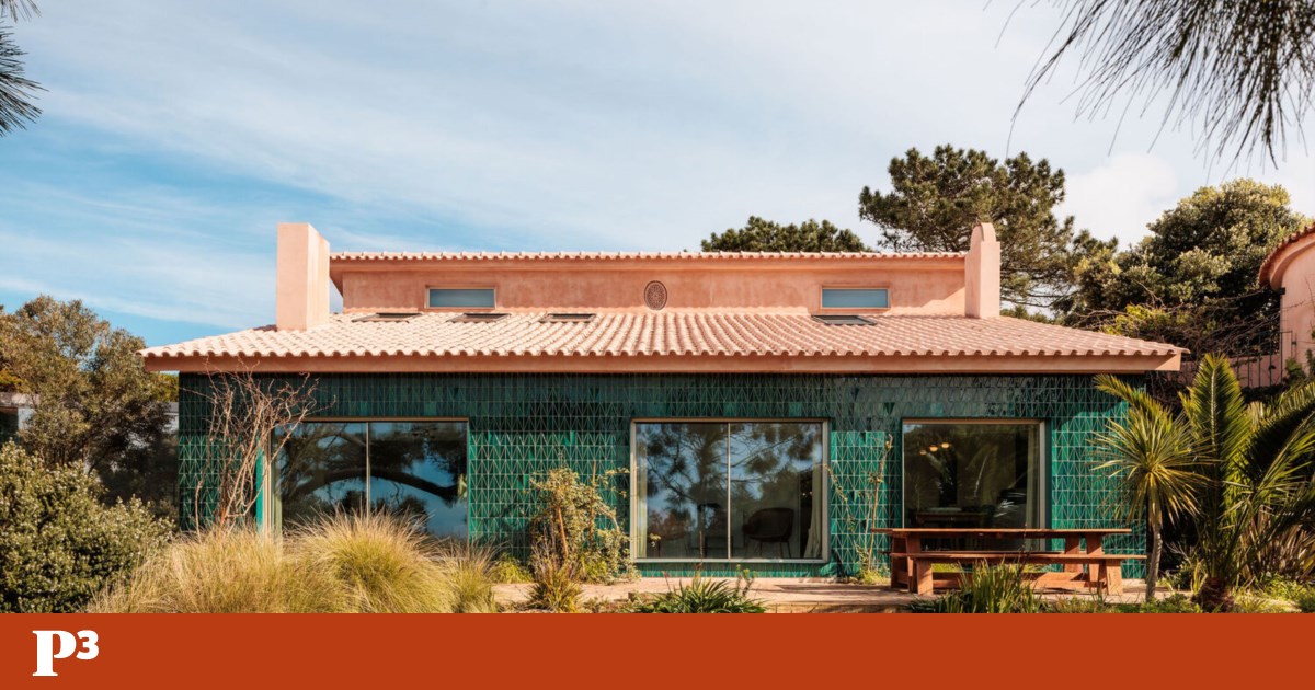 Esta casa de azulejos da cor do mar espreita das falésias da Azóia | Fotogaleria