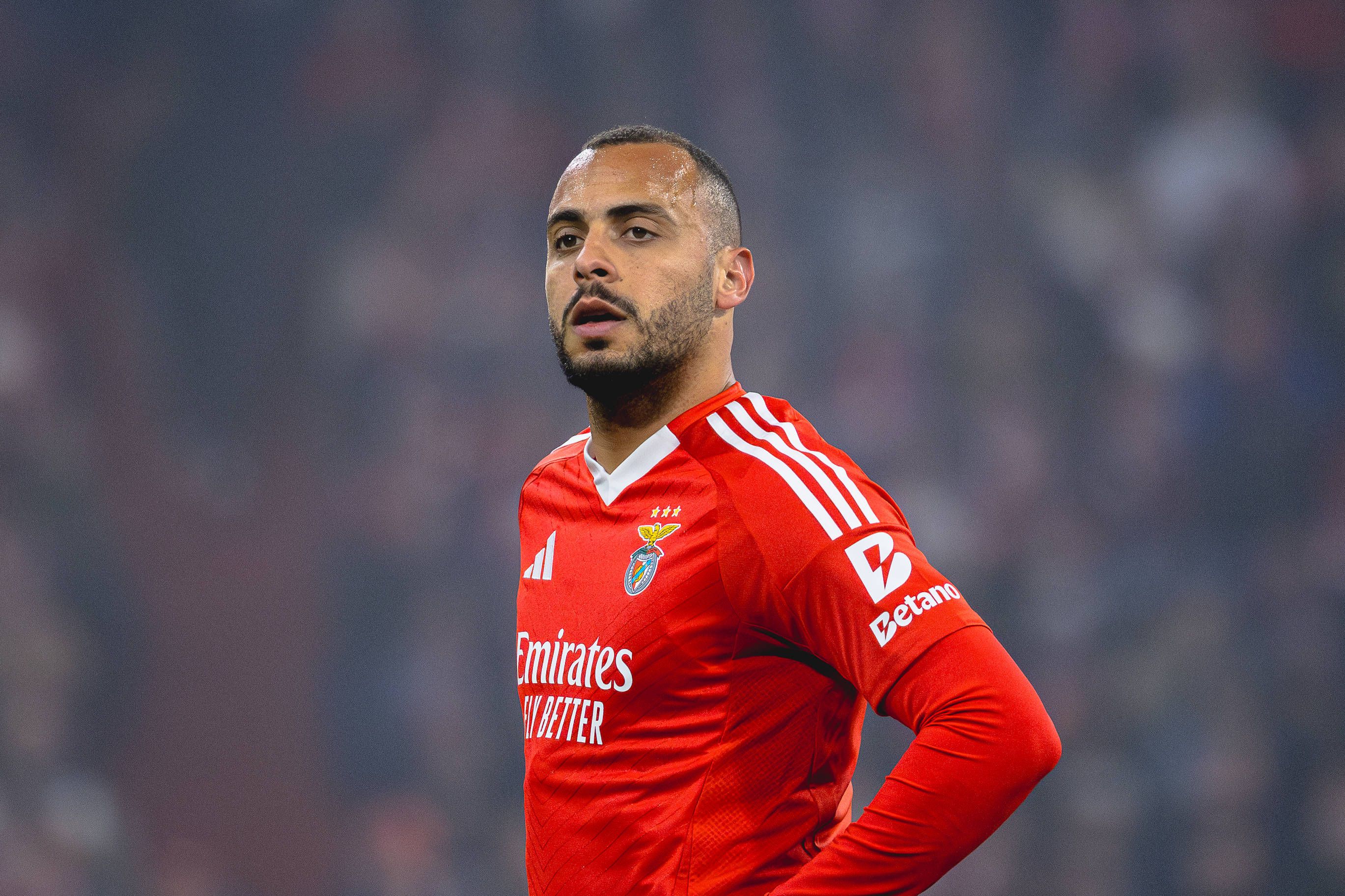 Arthur Cabral, ponta de lança do Benfica, expectante num jogo