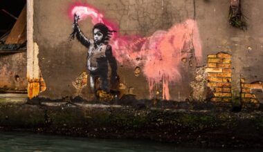 Banksy "resgatado" ou silenciado? Polémica em Veneza após remoção do mural "A Criança Migrante"