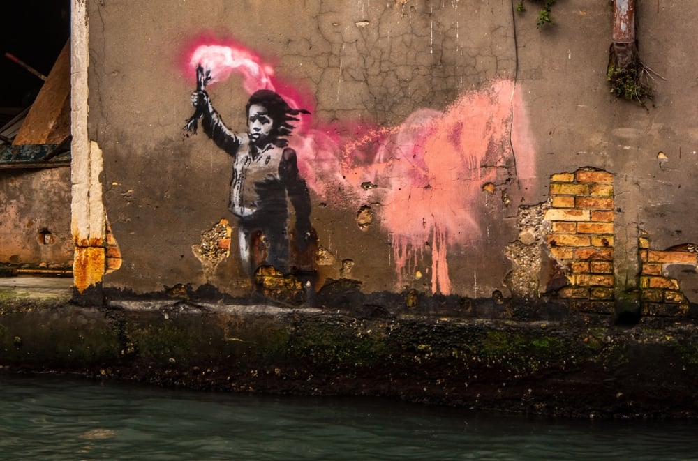 Banksy "resgatado" ou silenciado? Polémica em Veneza após remoção do mural "A Criança Migrante"