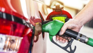 Semana começa com descida (modesta) do preço dos combustíveis. Saiba quanto poupa na hora de atestar