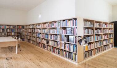 A nova biblioteca na Pavilhão de Portugal recebeu parte dos 25 000 livros da coleção pessoal de António Mega Ferreira