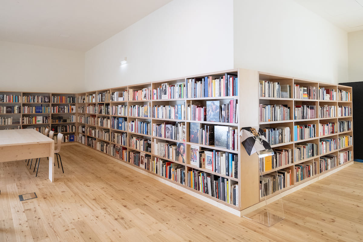A nova biblioteca na Pavilhão de Portugal recebeu parte dos 25 000 livros da coleção pessoal de António Mega Ferreira
