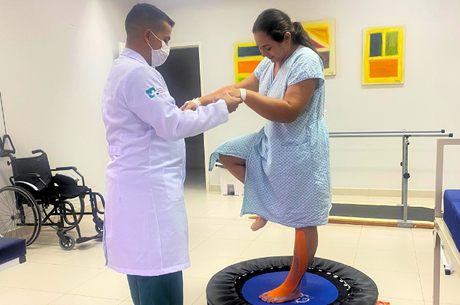Fisioterapia reduz sequelas e devolve autonomia a pacientes com AVC no Hospital Regional Norte