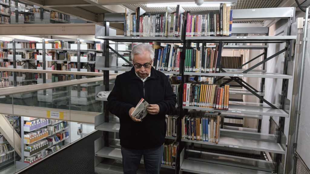 Jornalista lança livro de poemas tensionando limites entre escrita e imagem