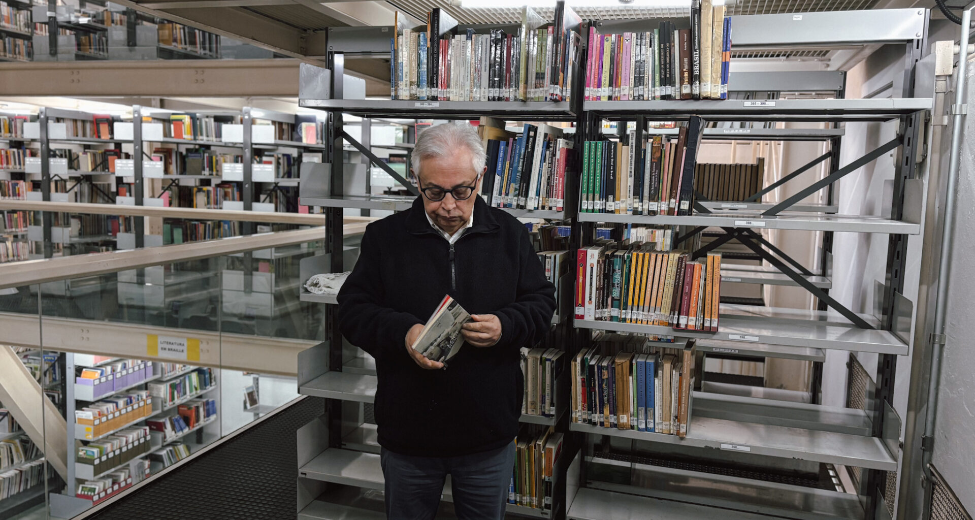 Jornalista lança livro de poemas tensionando limites entre escrita e imagem