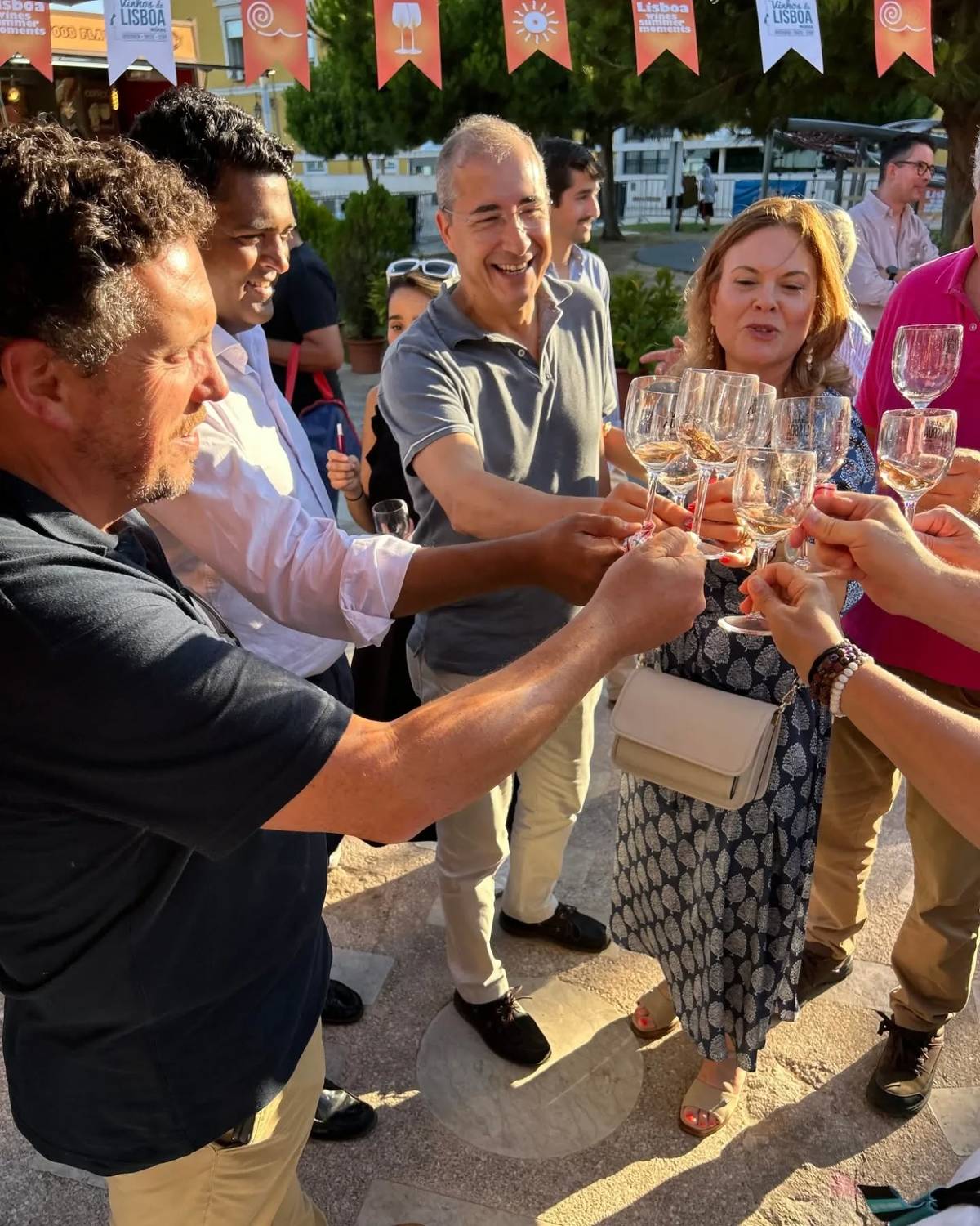 pessoas a brindar no Lisboa Wine Summer Moments
