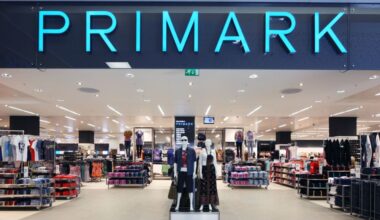 Primark transforma as montras com inclusão. Sophie é o primeiro manequim sentado da empresa