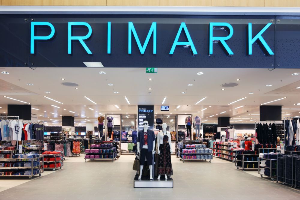 Primark transforma as montras com inclusão. Sophie é o primeiro manequim sentado da empresa