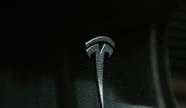 A primeira imagem e os detalhes do Tesla mais barato de sempre