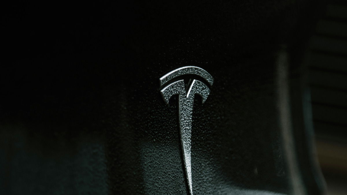 A primeira imagem e os detalhes do Tesla mais barato de sempre