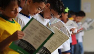 Alunos lendo livros didáticos