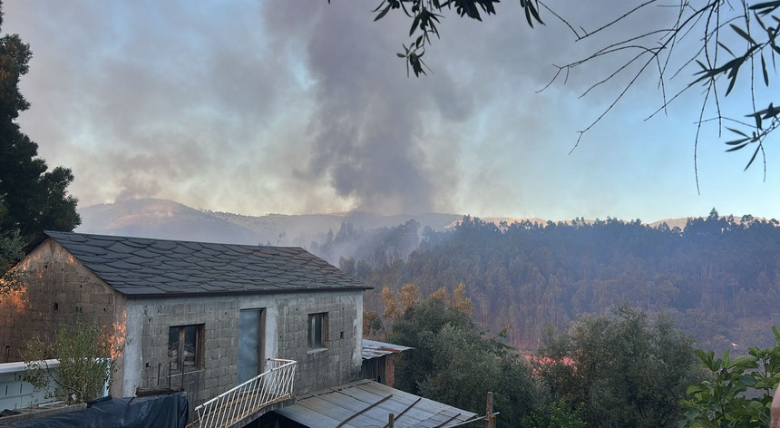 Cerca de 1.500 operacionais combatem incêndios em Arouca, Ponte da Barca, Penamacor e Mangualde