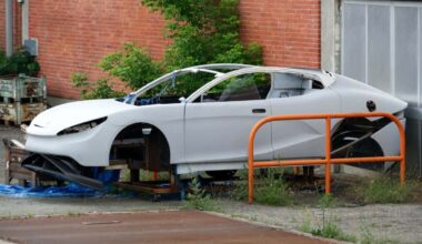 Tesla sem uma série de componentes, como jantes e pneus