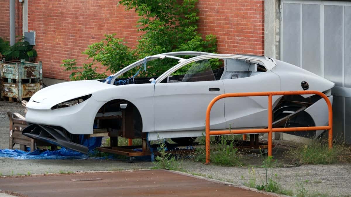 Tesla sem uma série de componentes, como jantes e pneus