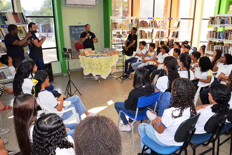Lançamento de livro marca celebração do Dia do Escritor na Biblioteca Municipal Folk Rocha - Prefeitura de Barreiras