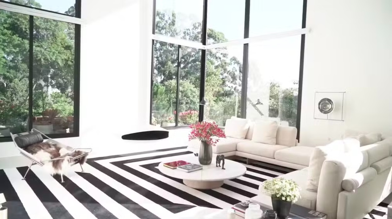 Sala de estar da mansão de Carlinhos Maia, em São Paulo — Foto: Reprodução/X