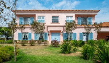 Casa de campo dos sonhos em SP tem clima mediterrâneo e muitas cores | Casas