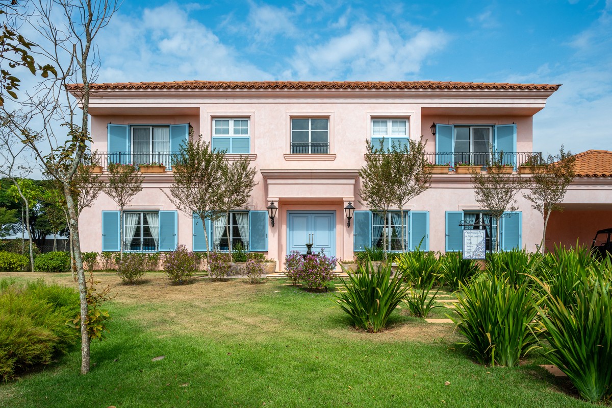 Casa de campo dos sonhos em SP tem clima mediterrâneo e muitas cores | Casas