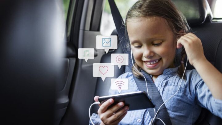 Criança no smartphone, nas redes sociais