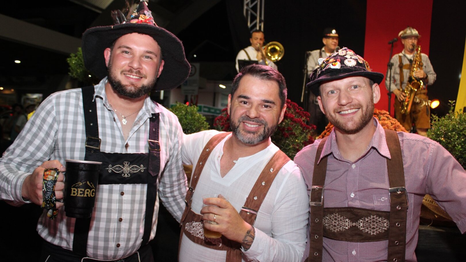Noite alemã encanta Concórdia com festa cultural e desfile memorável. Espie! - Rádio Rural