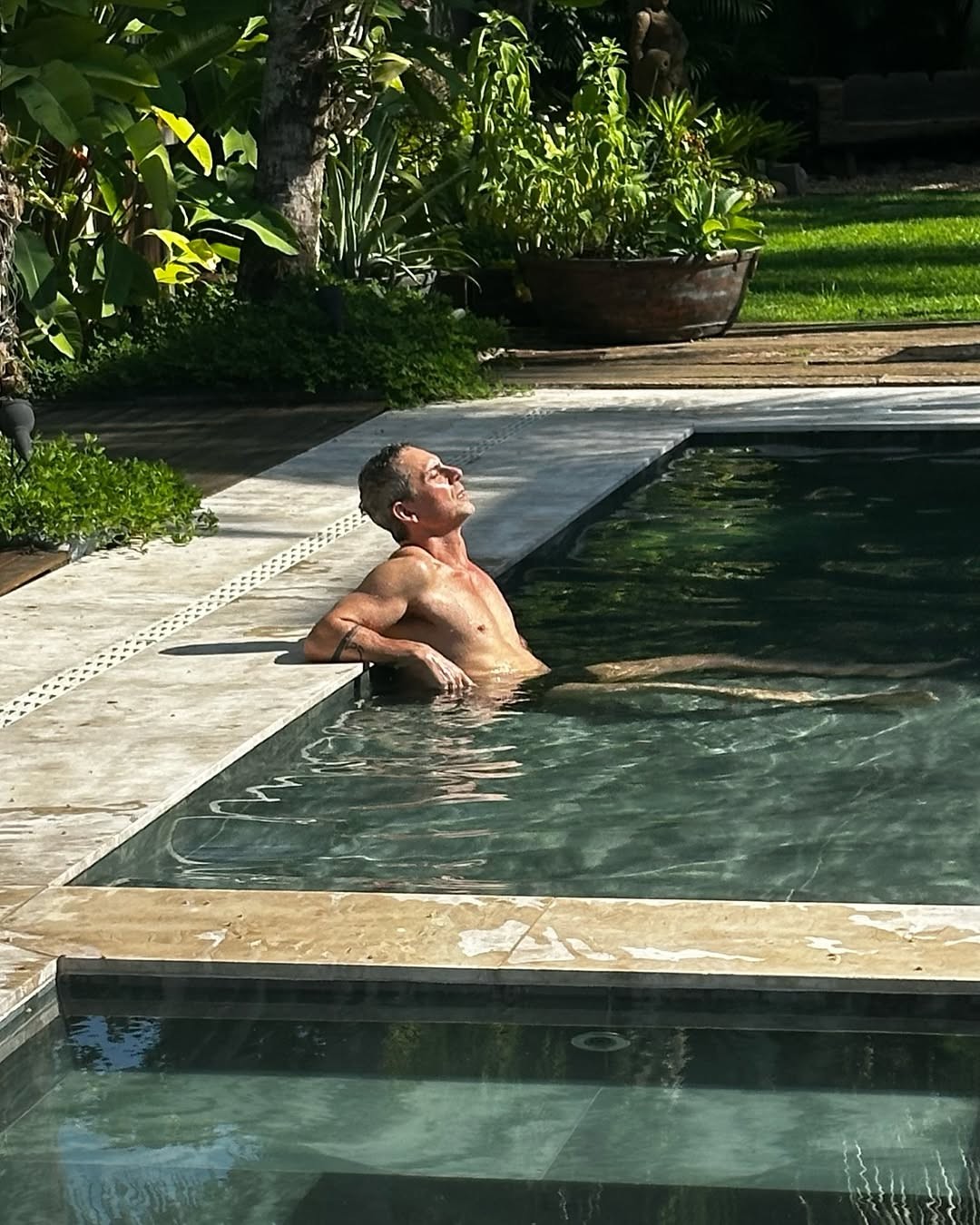 Alexandre Nero na piscina de sua mansão — Foto: Reprodução/Instagram