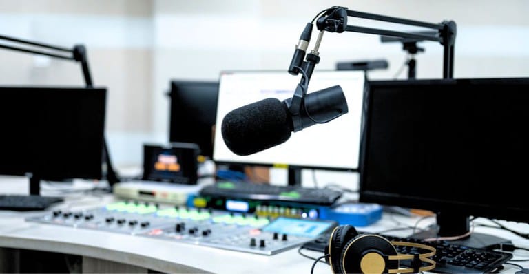 Rádio Educativa passa a tocar música estrangeira e se torna só mais uma emissora "normal"