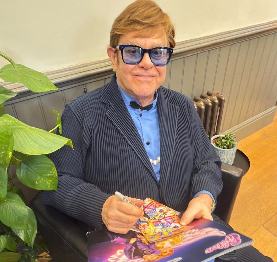 Elton John comemora 35 anos de sobriedade