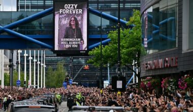 Cidade britânica de Birmingham se despede de Ozzy Osbourne; confi