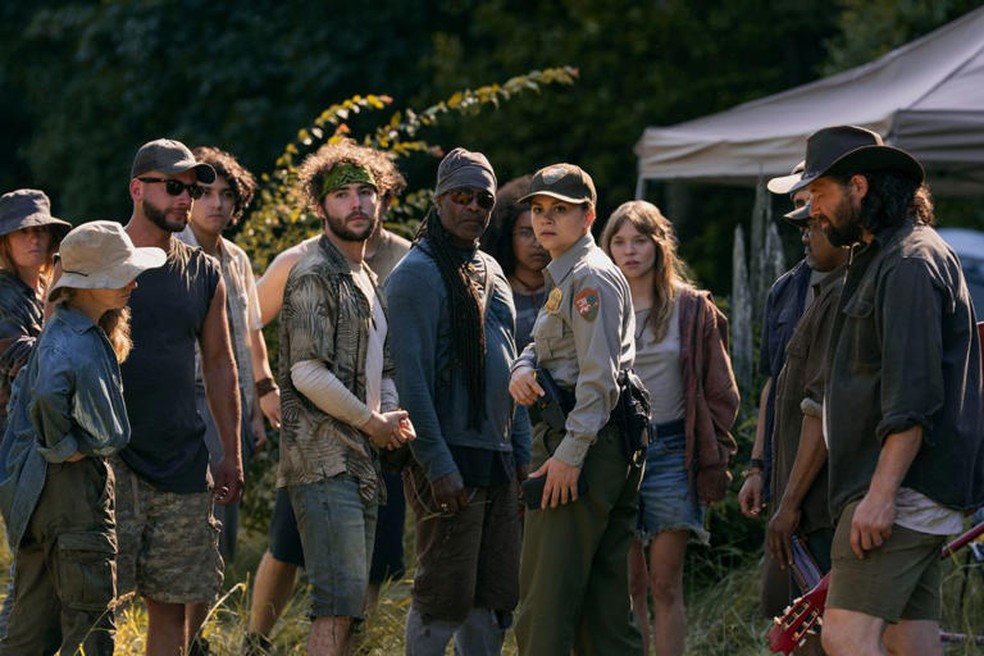 Naya Vasquez (Lily) com os invasores — Foto: netflix