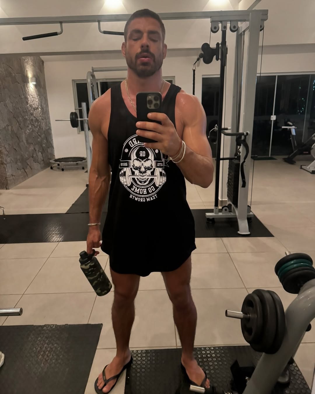 Cauã Reymond na academia de sua casa no Rio — Foto: Reprodução/Instagram