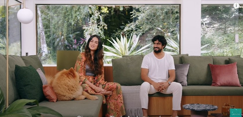 Thaila Ayala e Renato Góes na sala de sua mansão — Foto: Reprodução/YouTubeWestwing