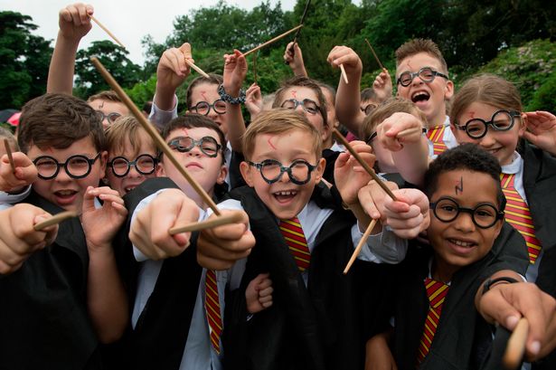 Crianças fantasiadas de Harry Potter
