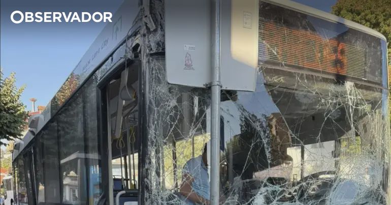 Autocarro despista-se e abalroa quatro carros. Há 7 feridos – Observador