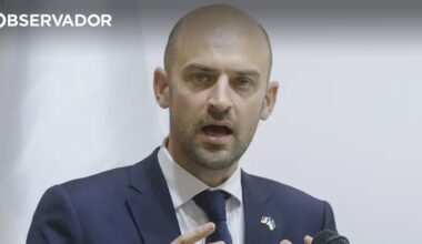França quer explicações após jovens forçados a sair de avião – Observador