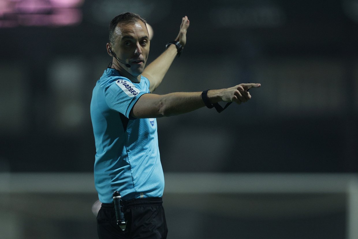 João Pinheiro vai arbitrar duelo da Supertaça Europeia entre PSG e Tottenham - zerozero.pt