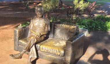 Movimento quer mudar estátua de Manoel de Barros: lugar horrível, sujo e sem luz adequada