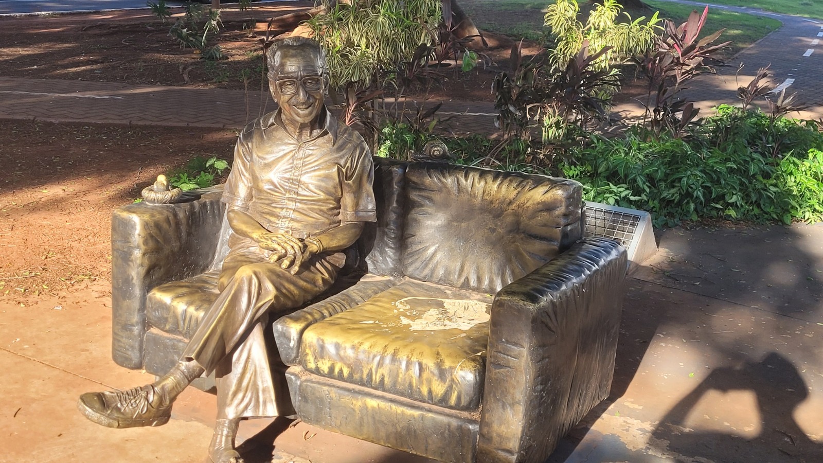 Movimento quer mudar estátua de Manoel de Barros: lugar horrível, sujo e sem luz adequada
