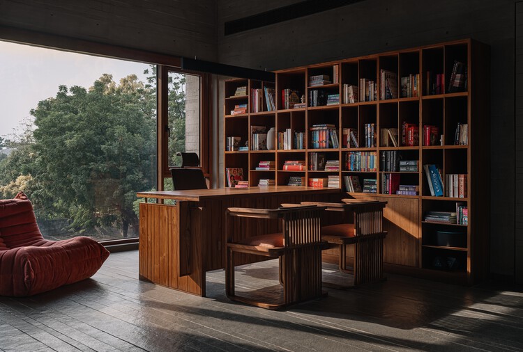 Casa MS / Studio Saransh - Fotografia de Interiores, Armário, Prateleira, Madeira, Mesa, Iluminação, Cadeira