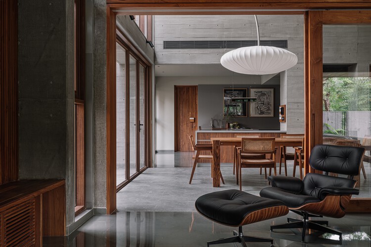 Casa MS / Studio Saransh - Fotografia de Interiores, Sala de Jantar, Madeira, Mesa, Cadeira