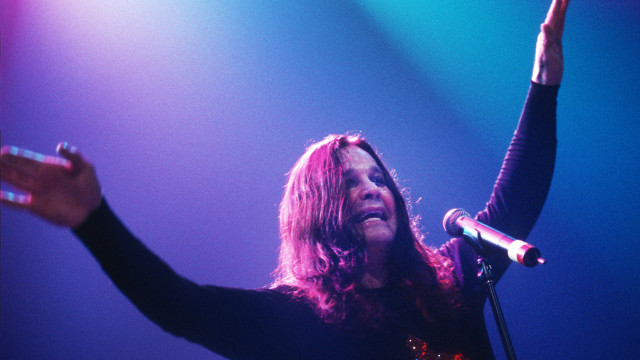 Lady Gaga presta homenagem a Ozzy Osbourne em concerto (Coldplay também)