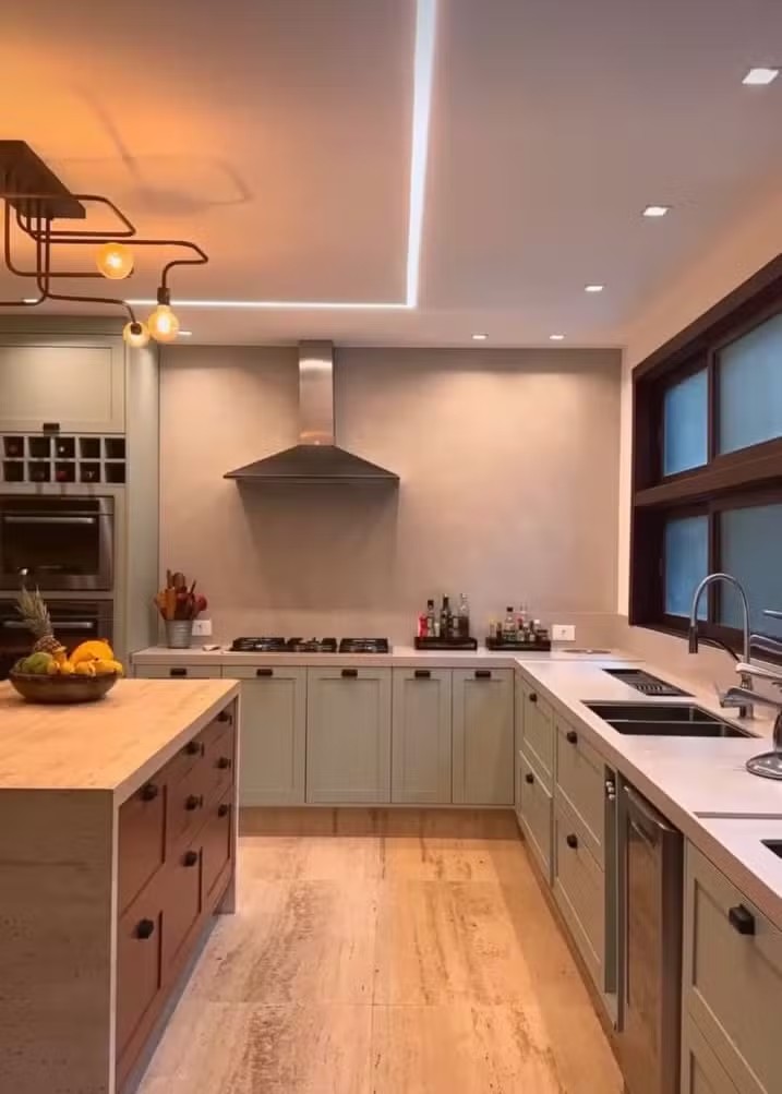 Cozinha da mansão de Alexandre Nero — Foto: Reprodução/Instagram