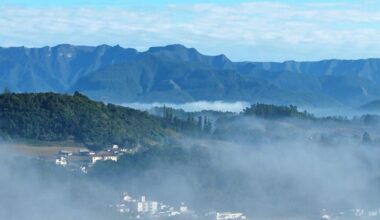 Fotógrafa faz sucesso com belas imagens de Nova Veneza envolta pela neblina