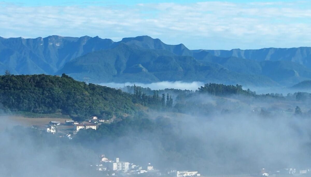 Fotógrafa faz sucesso com belas imagens de Nova Veneza envolta pela neblina